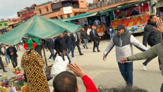 حفظه الله و رعاه . . . ولي العهد يتناول الغذاء بجامع الفنا بقلب مراكش