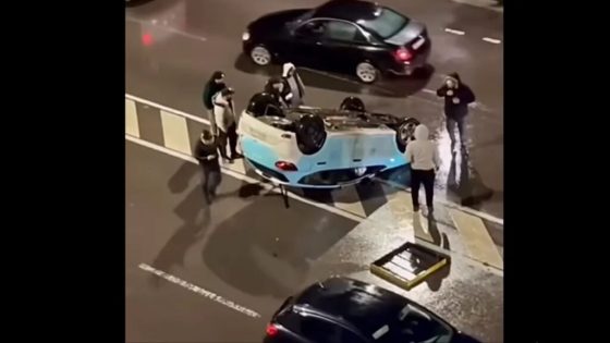 طاكسي صغير تقلب وسط مكناس بسبب السرعة المفرطة و الشيفور هو و الركاب هربو من مكان الحادث