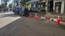 واش حيث كان وزير يدير ما بغى ؟ مول قهوة وسط فاس كيمنع الوقوف بلا رخصة بالصباغة الحمراء والبيضاء، و مطالب بتدخل قائد أكدال