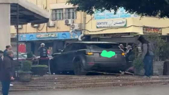 حادثة سير خطيرة بطريق صفرو بفاس بعد اقتحام سيارة لمقهى وإلحاق أضرار مادية جسيمة