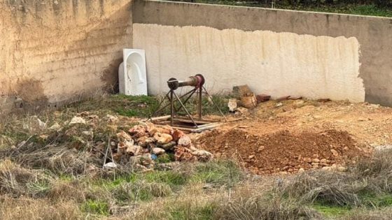 جلالة الملك كيهضر على ترشيد الماء، وبئر عشوائي كيتحفر قدّام عينين السلطة د عين اعمير بفاس و القائد فدار غفلون