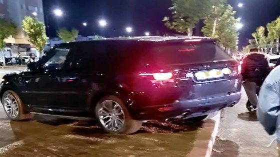 هركاوي برونج روفر طالع فوق الطروطوار و قطع الطريق على مستوى طريق صفرو بفاس