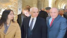 والي جهة فاس مكناس خالد آيت طالب يدشن هري بوطويل بعد ترميمه ويحتضن معرضًا للصناعة التقليدية تزامنًا مع “الكان”