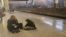 البرلمانيتان نجوى كوكوس و عزيزة بوجريدة تفترشان الارض بمحطة الرباط المدينة حيث ما كاينش الكراسى فين يكلسوا في شوهة ما بحالها شوهة