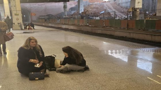 البرلمانيتان نجوى كوكوس و عزيزة بوجريدة تفترشان الارض بمحطة الرباط المدينة حيث ما كاينش الكراسى فين يكلسوا في شوهة ما بحالها شوهة