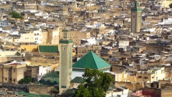 فاس فالظلام… مدينة غادي تستقبل الكان بلا ما تحسّ براسها معنية