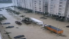 الملك اللي كانلقاو فهاد البلاد . . . تدخل ملكي عاجل لمواجهة فيضانات القصر الكبير