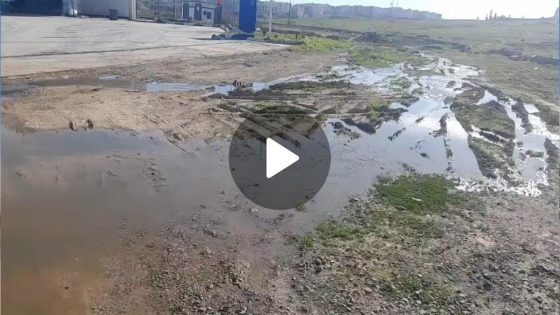 فين SRM فاس ؟ كارثة صحية قدّام عينيك ا بن عدي.. انفجار قناة الصرف الصحي فعين السمن بفاس وغرق الطريق بالمياه العادمة و الروايح خانزة