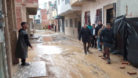 صورة كتختصر كلشي: رئيس جماعة مرتيل العربي المرابط دايز من درب كولو وحل و حفر و حركة يد مواطن غير راضي على الوضع فضحات تدبير مجلس مرتيل