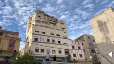 اجتماع باشا سيدي بوجيدة مع قاطني عمارة “تيتانيك” بمقر عمالة فاس يقترح الاستفادة من شقق بتجزئة البحيرة عين بيضا