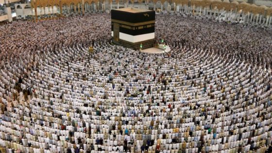 كايمشيوا يتبهاو . . . مغاربة يؤدون عمرة هاي كلاس بـ100 مليون سنتيم