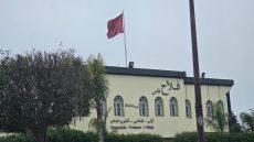 علم المملكة المغربية مقطّع فوق مؤسسة تعليمية بطريق عين الشقف بفاس.. واش هادا معقول؟ و فين السلطات