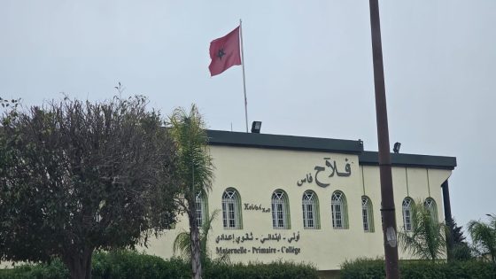 علم المملكة المغربية مقطّع فوق مؤسسة تعليمية بطريق عين الشقف بفاس.. واش هادا معقول؟ و فين السلطات