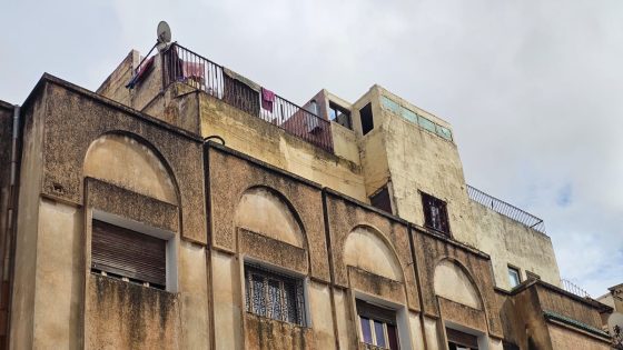 ظهور عمارة “تيطانيك” أخرى بشارع الكرامة بمنطقة مونفلوري بفاس… بناء عشوائي فوق السطح في غياب تدخل سلطات الزهور