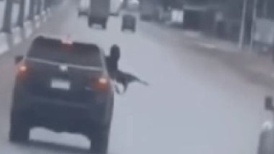 داكشي ديال الافلام : مطاردة هوليودية بين جوج طوموبيلات و القرطاس يلعلع لتصفية الحسابات