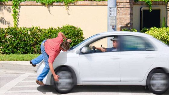 سائق سيارة يدهس أحد المارة قرب مقهى بلونكو بطريق عين الشقف بفاس و لاذ بالفرار