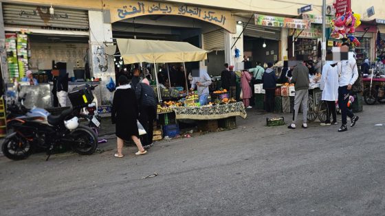 السيد والي الجهة شوف عاد الشوهة ،واد فاس رجع سوق عشوائي والطريق مسدودة و القايد و المقدمين ما مسوقينش