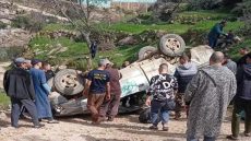 انقلاب شاحنة صغيرة محمّلة بالزيتون بدوار أسمار بإقليم الحسيمة دون تسجيل إصابات