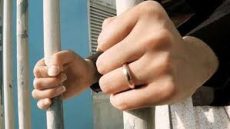 اعتقال تلميذة قاصر ضبطت وبحوزتها قرقوبـ ـي وشـ يرا في حقيبتها داخل الليسي