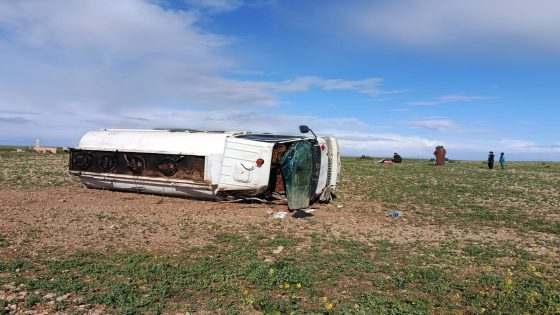 حادث انقلاب شاحنة بنزين.. اصابة السائق بكسور خطيرة