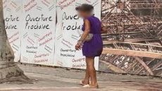 مأساة إنسانية بشوارع فاس.. مختلة عقليا كادور فالشوارع عريانة كولها و الساكنة كتناشد المسؤولين