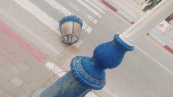 سقوط مصباح إنارة عمومية بكورنيش مرتيل يثير مخاوف السلامة ويكشف اختلالات في التدبير