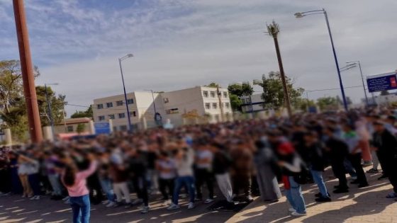 طلبة ظهر المهراز وسايس نزلوا للشارع قدام الجماعة كيطالبو بالإنصاف ديالهم فـ النقل الجامعي بفاس