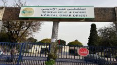 مواطن في فاس ربط راسو بالسلاسل وسط سبيطار عمر الإدريسي احتجاجا على تأخر المواعيد الطبية