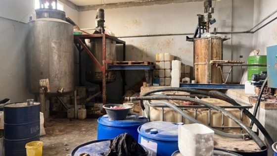 الجدارمية داهموا معمل سري بفاس فيه 12 طن ديال المواد الكيماوية الخطيرة