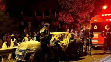 موتة خايبة : سائق كيموت محر_وق وسط طوموبيلتو بعد اصطدام خط_ير بحاجز حديدي