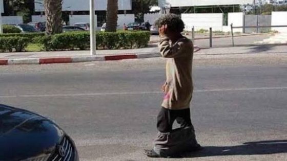 مختل عقلي ضرب بائع متجول مسن بحجرة للراس وسيفطو للإنعاش فحالة خطيرة