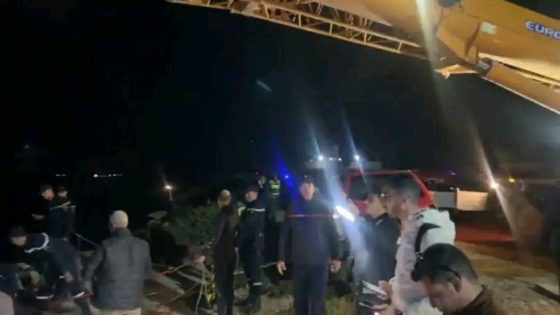 مصرع أب وأم وطفلهما بعدما طاحت بيهم الطوموبيل من فوق جرف صخري