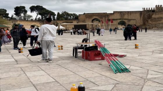 سلطات فاس منعات حلايقي من ساحة باب بوجلود بسباب الشكايات ديال السياح