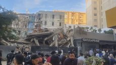 اصابة 3 اشخاص في انهيار عمارة في طور الهدم