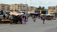 علاش توسعت الطريق الى كانت محتلة من الباعة المتجولين ؟ ساكنة سيدي بوجيدة بفاس كتطالب بتحرير الملك العمومي اللي ولا سوق عشوائي أمام عينين السلطة