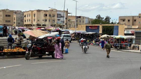 علاش توسعت الطريق الى كانت محتلة من الباعة المتجولين ؟ ساكنة سيدي بوجيدة بفاس كتطالب بتحرير الملك العمومي اللي ولا سوق عشوائي أمام عينين السلطة