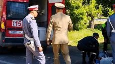 سجين يالاه خرج من الحبس فرحان بالحرية وهو يضربو رموك ومـ.ـات قدام باب السجن فأزرو