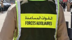 مختل عقلي شرمل عنصر من القوات المساعدة كان واقف خدام و لابيجي طيروه في وقت قصير