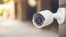 بسبب 7 د الكاميرات.. المحكمة حكمات على مول فيلا يحيدهم ويعطي تعويض مالي لجارو