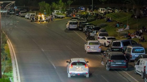 عاجبك هاد المنظر آ السي عمدة فاس الفاشل عبد السلام البقالي ؟ الناس خارجين يتبردو فلوطوروت و مغامرين براسهم و بوليداتهم حيث ما كاينش فين يمشيوا