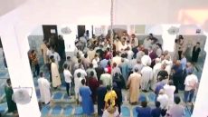 شاب تعدى على مؤذن وسط الجامع فالفجر قبل ما يتدخلو شباب الحي ويسلموه للبوليس