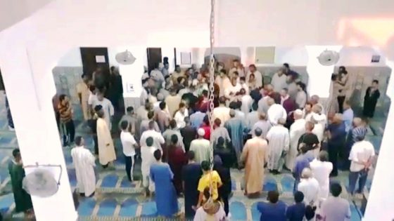 شاب تعدى على مؤذن وسط الجامع فالفجر قبل ما يتدخلو شباب الحي ويسلموه للبوليس