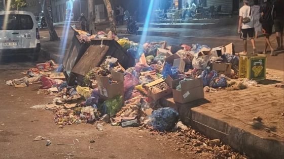 طريق مطار فاس سايس غارق فالأزبال.. وساكنة أولاد الطيب كتطالب بالتدخل و رئيس الجماعة عبد اللطيف مرتضى ما مسوقش