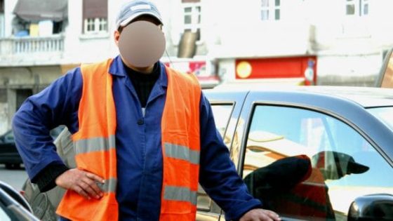 البوليس شدو كارديان باركينغ كيطلب من المواطنين 40 درهم مقابل تسطاسيوني الطوموبيل و تخليلو الساروت