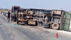 انقلاب شاحنة كبيرة يرسل سائقها للمستعجلات والسلطات تفتح تحقيقا