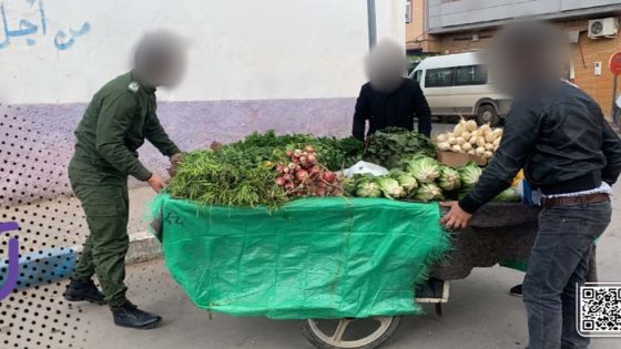 بائع متجول يهدد السلطة اثناء تحرير الملك العام بالسلاح الأبيض وهرب ليهم بالطوموبيل ديال الجماعة