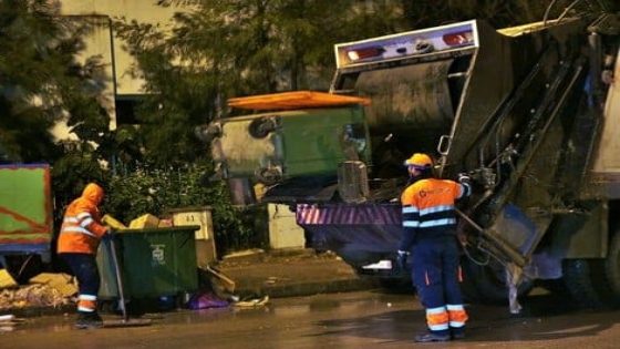طرف د الخبز بالحلال صعيب : وفاة عامل نظافة فاش كان كيفرغ شاحنة ديال النفايات