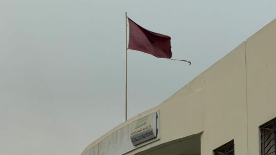 الشوهة : علم المملكة الشريفة ممزق يرفرف فوق بناية مركز زواغة متعدد الاختصاصات لإدماج النساء و قائد المرجة و أعوانه كايتفرجو