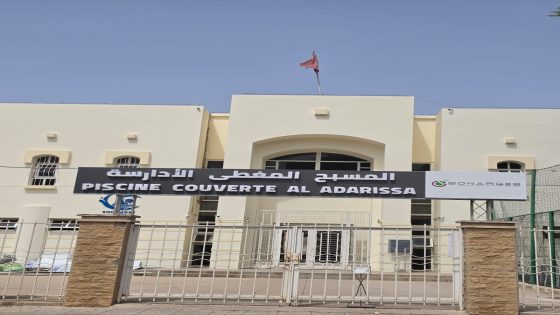 عيب و عار عليكم ا المسؤولين : الدرابو د البلاد مقطع و موسخ يرفرف فوق بناية المسبح المغطى بالأدارسة والقايدة و المقدمين ديالها ما مسوقينش