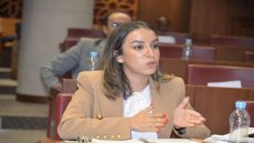 ما عارفة والو و كاتخرج فعينيها . . . نجوى كوكوس تجهل قيمة السميك وتعد المغاربة برفعه إلى أقل من مستواه الحالي